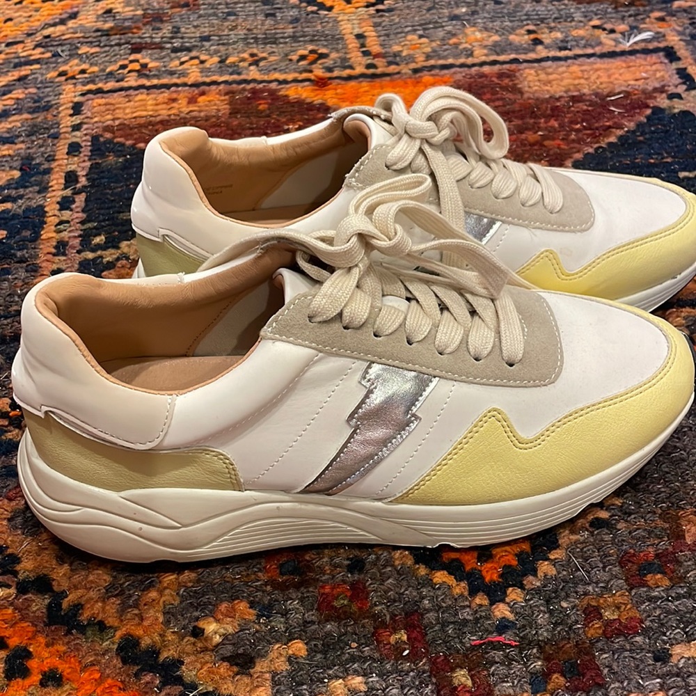 OASIS SOCIETY CASUAL LIGHTNING BOLT TENNIS SHOES